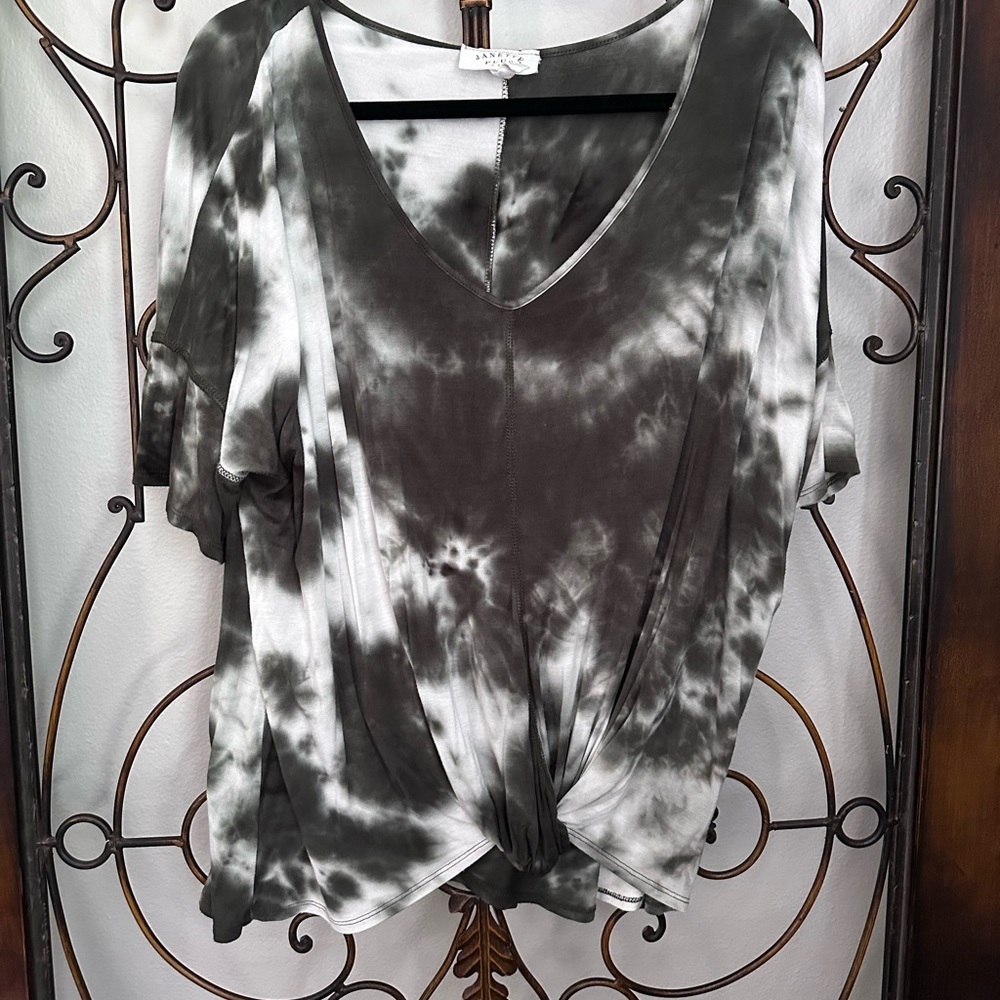 GUC. LIKE new. HUNTER green white tie dye top w/knot on bottom Size XL. Cute